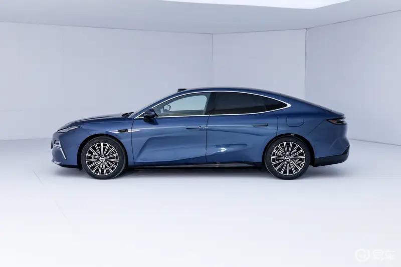 2025上海车展：吉利银河星耀8两款新车型预售13.38万起