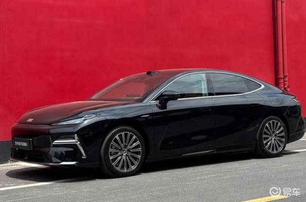 吉利银河星耀8 vs 红旗H5 PHEV, 12万预算哪个划算