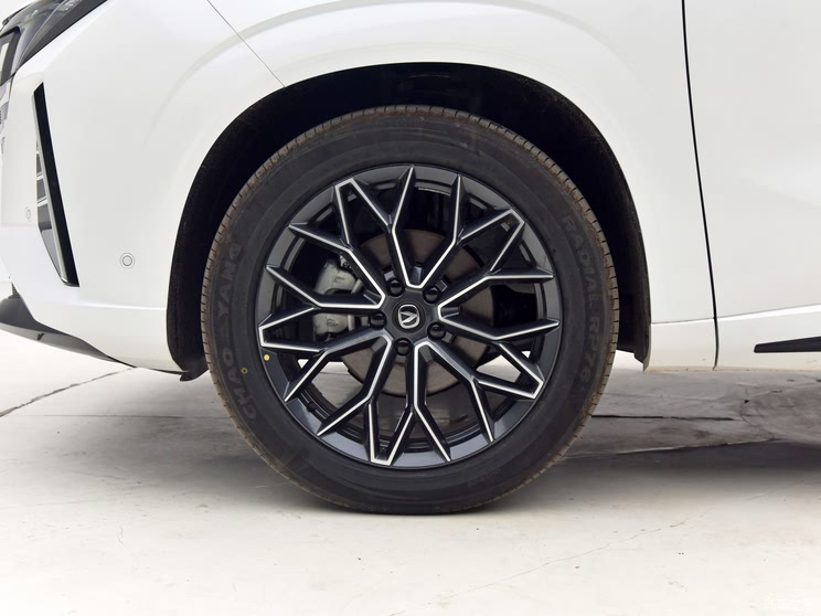 2025款长安UNI-Z上市 综合优惠后8.09万起 搭500Bar新蓝鲸发动机