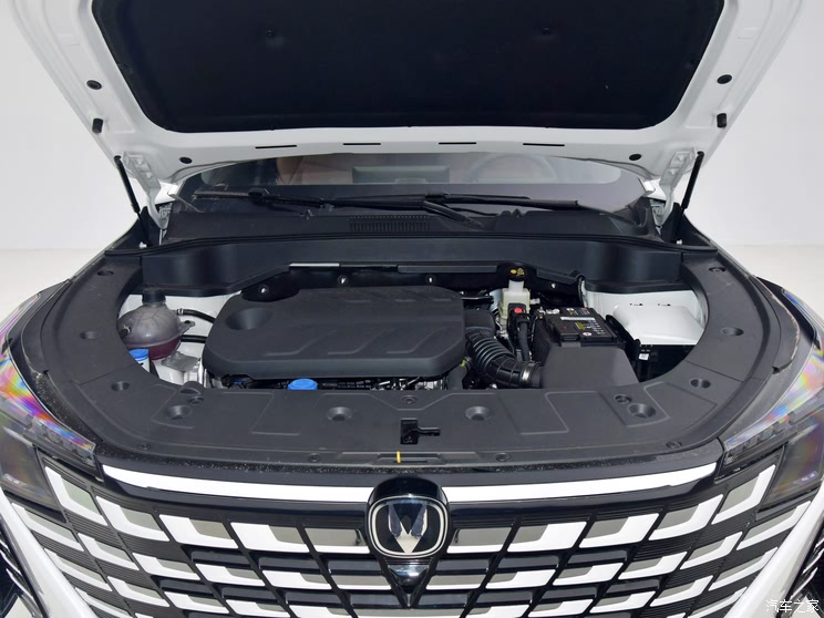 2025款长安UNI-Z上市 综合优惠后8.09万起 搭500Bar新蓝鲸发动机