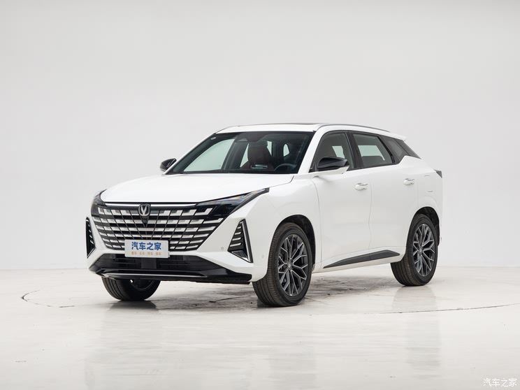 2025款长安UNI-Z上市 综合优惠后8.09万起 搭500Bar新蓝鲸发动机