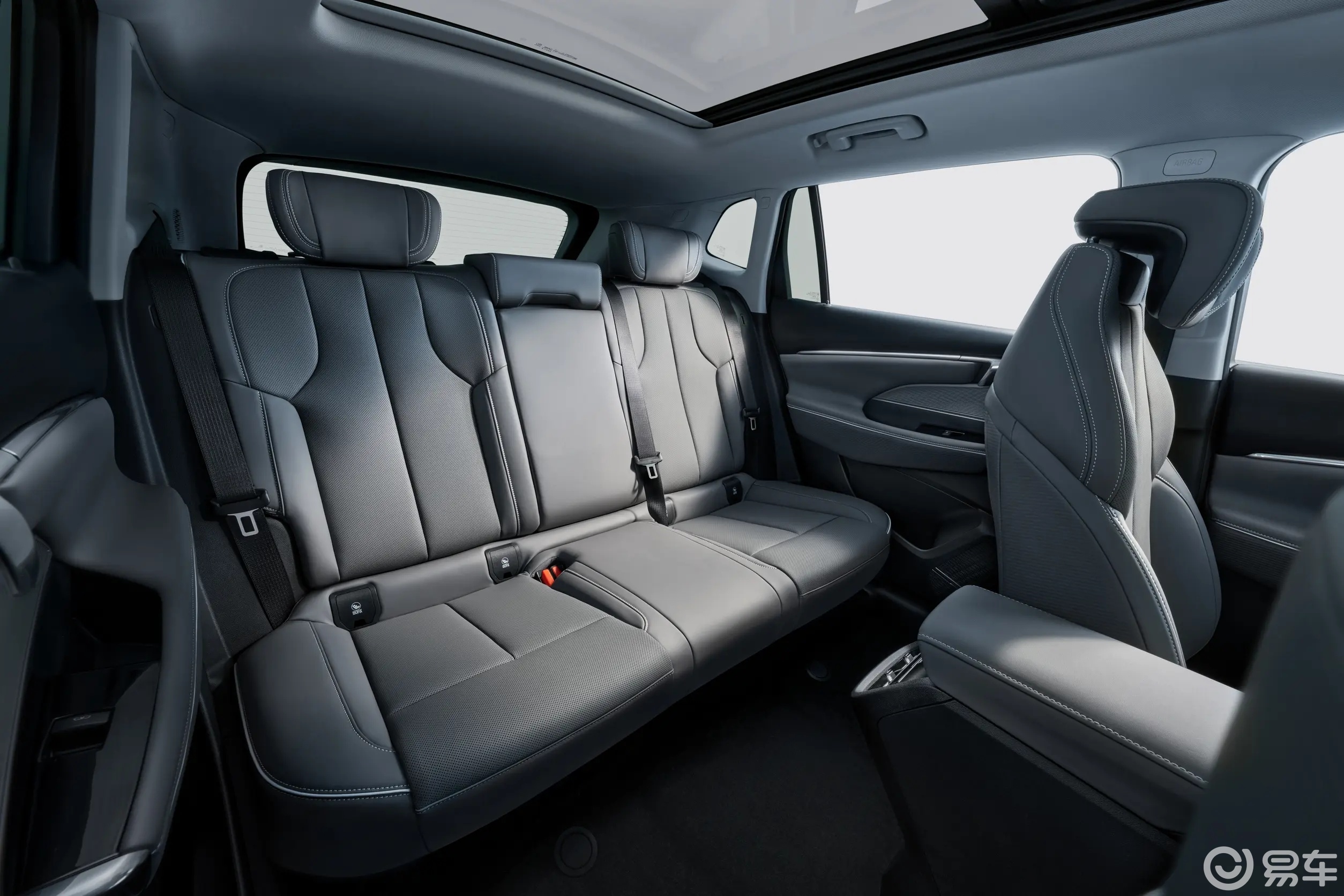 中大型SUV才14.99万,30英寸大屏幕+7.7s破百