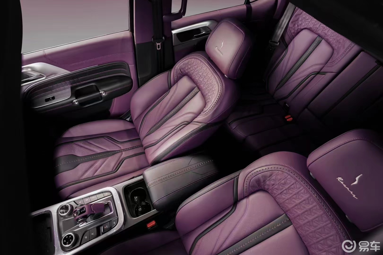 坦克300卡德加外饰配紫色内饰,硬派与奢华共存