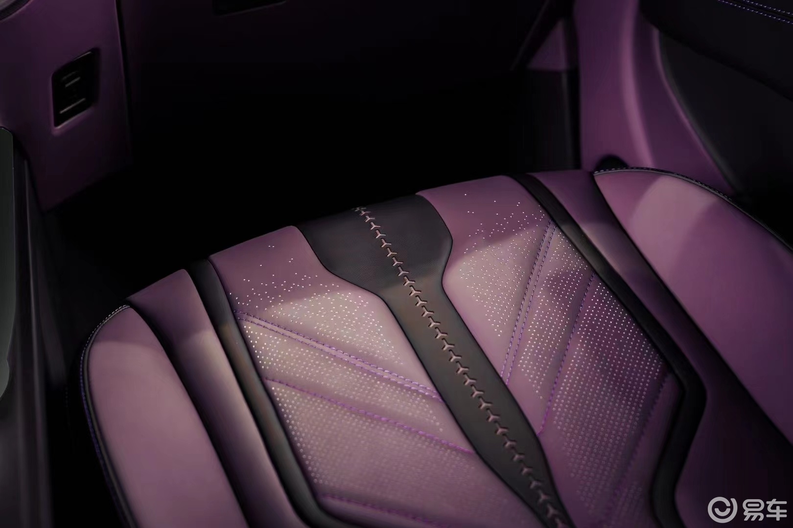 坦克300卡德加外饰配紫色内饰,硬派与奢华共存