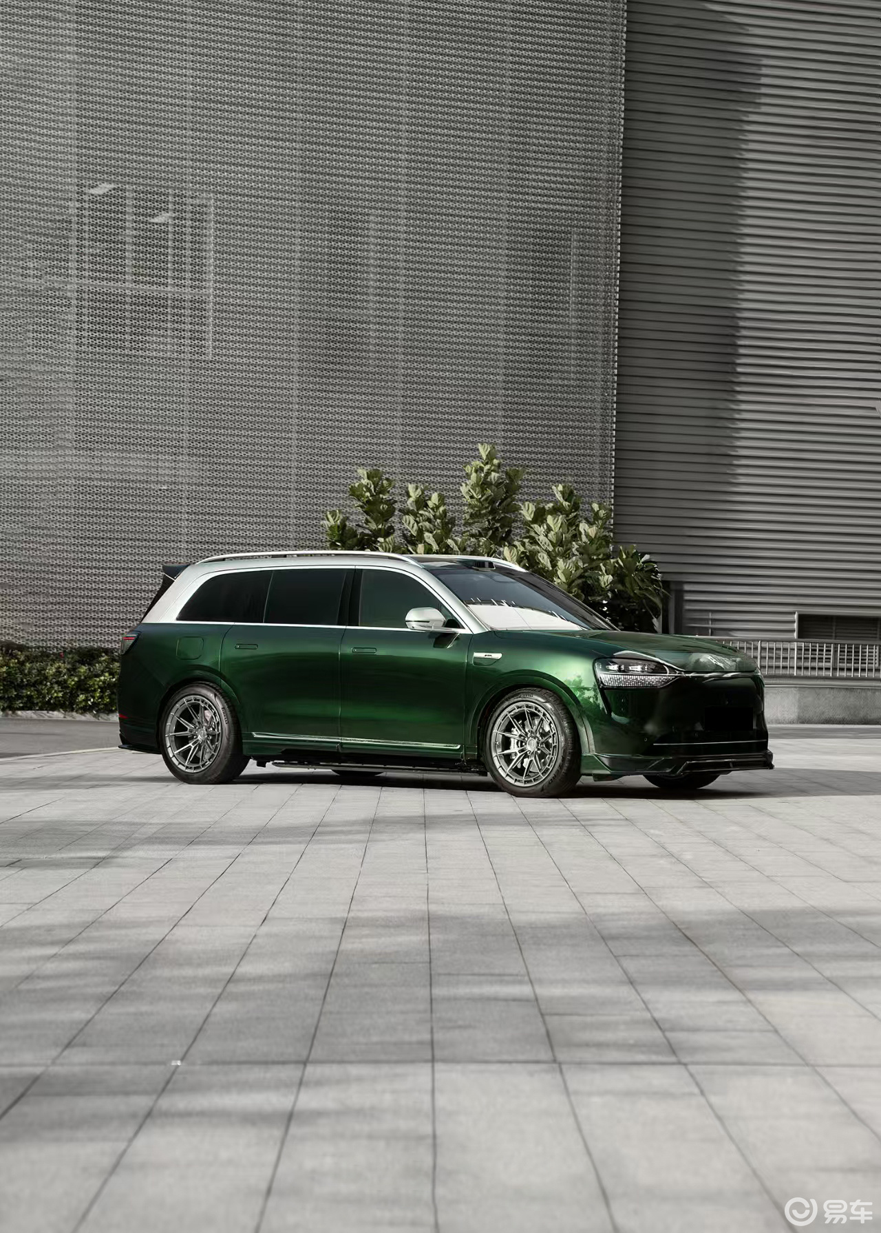 当问界 M7 披上白绿交织的霓裳,机械与自然的浪漫交响