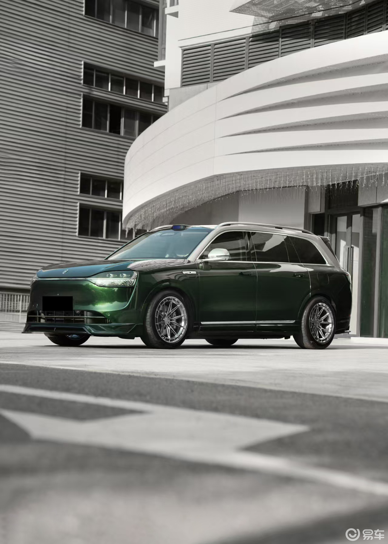 当问界 M7 披上白绿交织的霓裳,机械与自然的浪漫交响