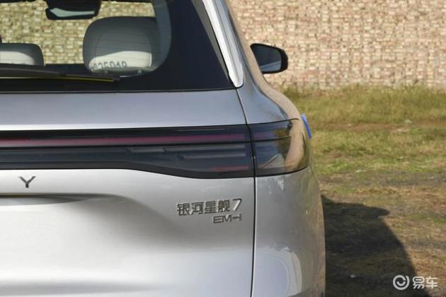 吉利新SUV，价格亲民，油耗低，续航强，性价比高