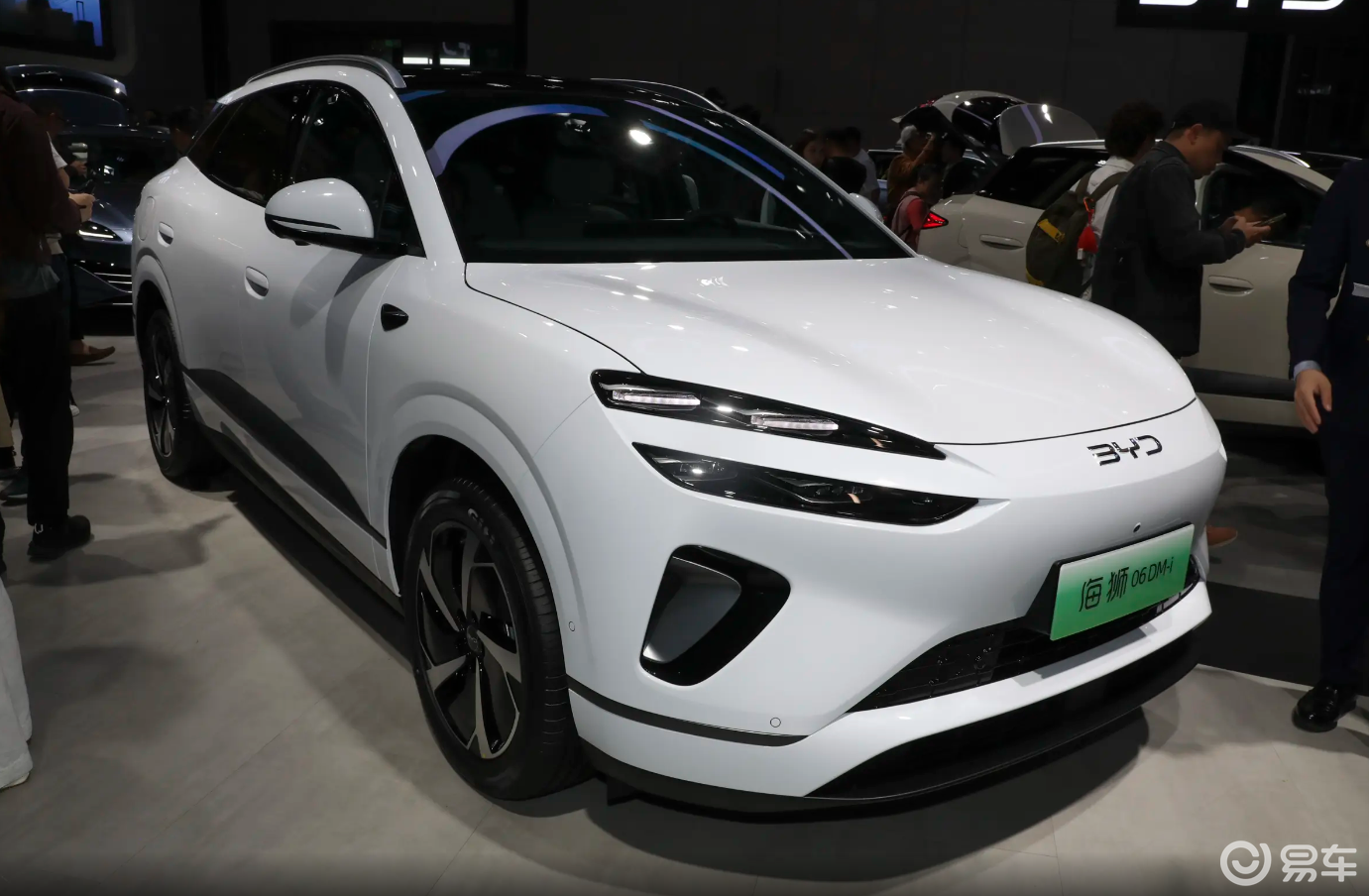 比亚迪海狮06起步13.98万,分层灯光像捷尼赛思