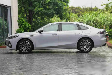 吉利银河A7正式预售，插混轿车新选择，油耗2.67L够省吗？