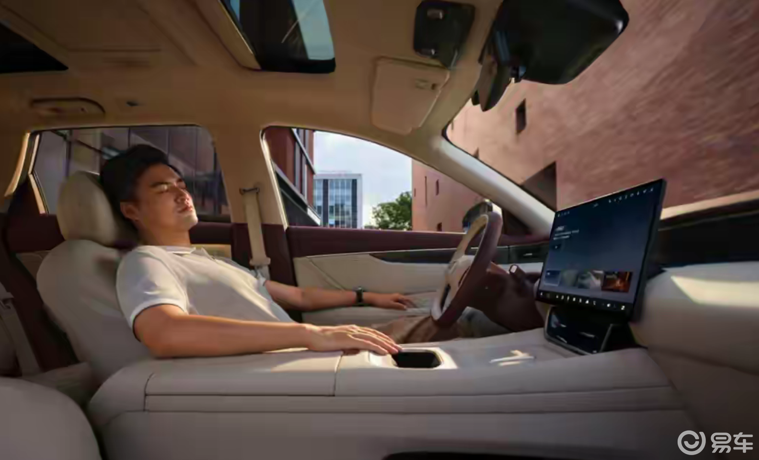 预售12.99万起,冰箱、彩电、沙发全都有,风神L8值了