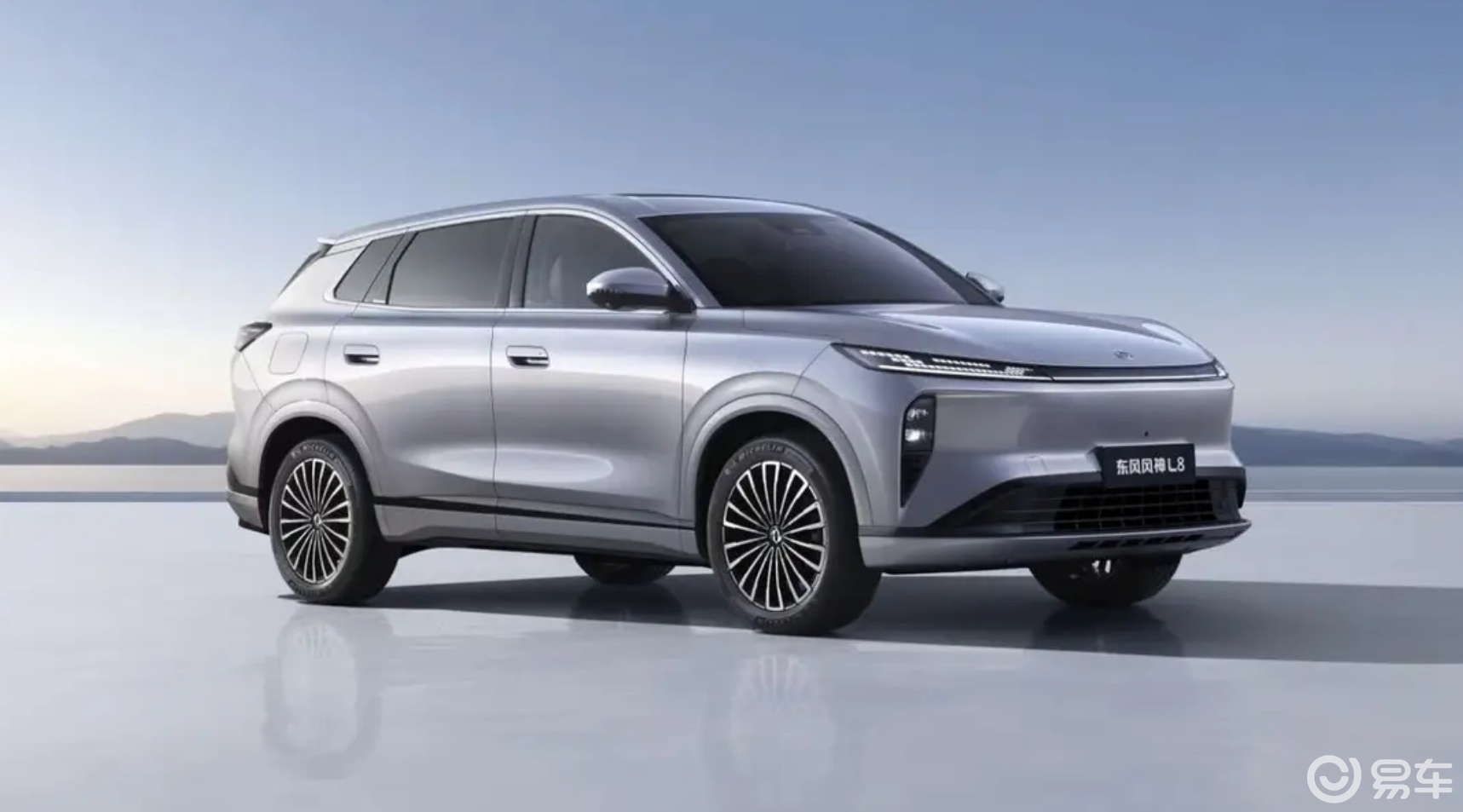 预售12.99万起，冰箱、彩电、沙发全都有，风神L8值了