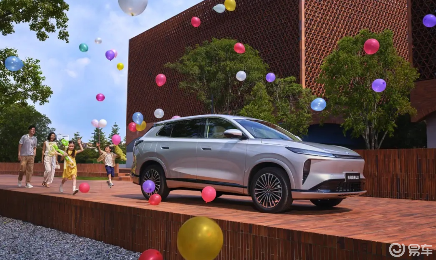 预售12.99万起,冰箱、彩电、沙发全都有,风神L8值了