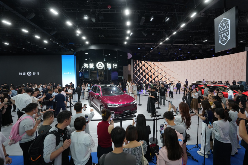 全新问界M7实车首秀 问界全系亮相成都车展