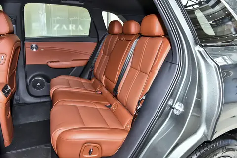 开红旗过新年！HS6 PHEV 大五座 + 四屏联动，面子里子全拿捏